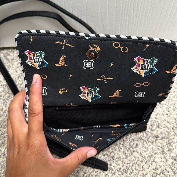 Vera Bradley Hogwarts Black All in One Crossbody RFID Limited Edition - Picture 4 of 7